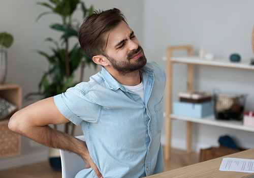 man with kidney pain